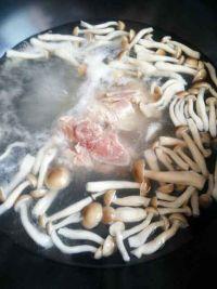 蟹味菇瘦肉汤的做法步骤4